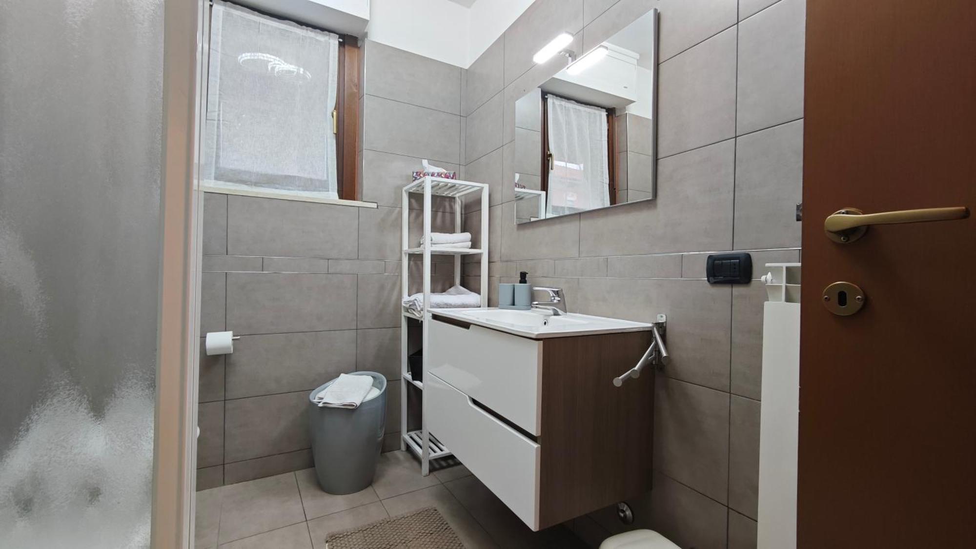 Appartamento Aleph With Private Parking, Next Train Station Como Exterior foto